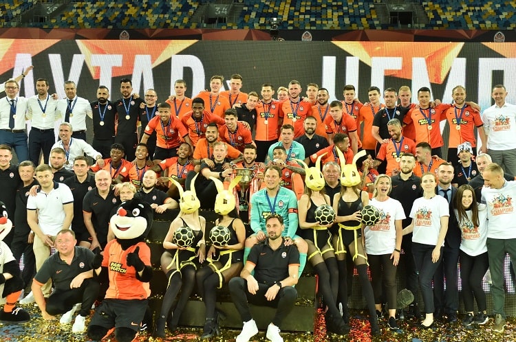 Прем’єр-ліга. «Шахтар» у статусі чемпіона зіграв унічию із «Зорею» та отримав золоті нагороди з рук президента УАФ Андрія Павелка