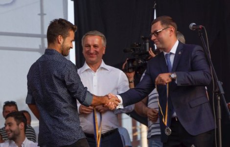 Максим Бондарев вручив срібні нагороди «Дніпру» 