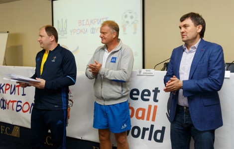 120 волонтерів впровадять проект «Відкриті уроки футболу» в Харківській, Дніпропетровській і Запорізькій областях