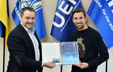 Президент ФФУ вручив Даріо Срні PRO-диплом УЄФА