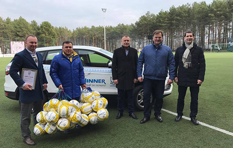 Київській обласній федерації футболу передано автомобіль та м’ячі для дитячих команд