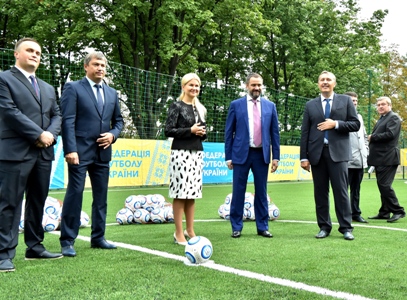 Андрій Павелко та Юлія Світлична відкрили новий футбольний майданчик у Харкові