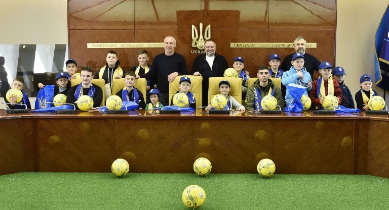 У Всеукраїнський день футболу керівники УАФ зіграли у футбол із дітьми з родин, що постраждали від війни