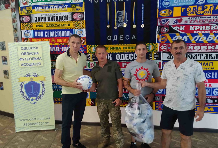 Українська асоціація футболу передала м’ячі командам Ліги учасників АТО