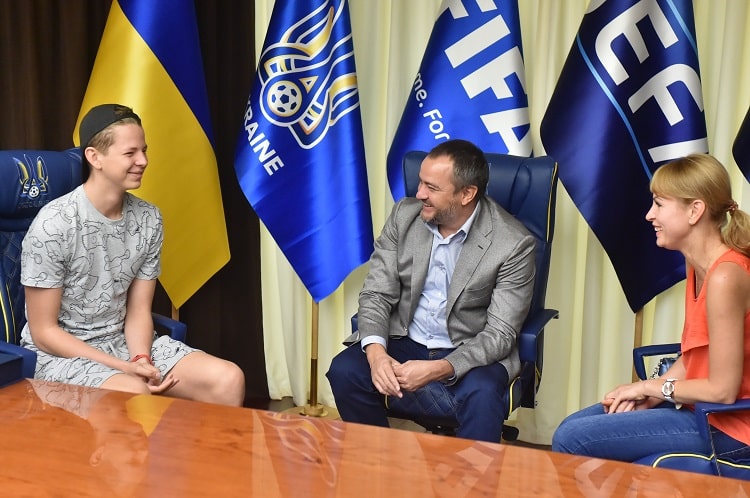 Юний футболіст Нікіта Малецький, який бореться з важким недугом, побував у гостях у Будинку футболу