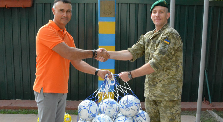 Прикордонники ВПС «Чонгар» отримали м’ячі в подарунок від президента ФФУ