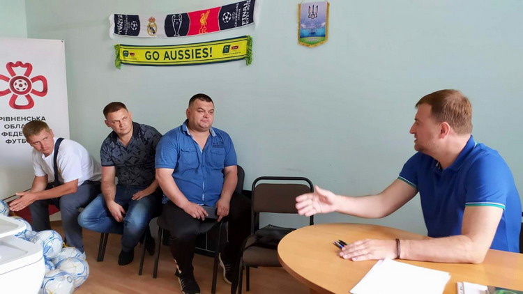 УАФ та РОАФ передали м’ячі для рівненських команд учасників АТО