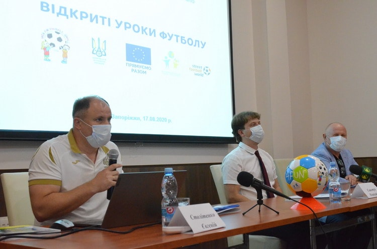 Волонтери «Відкритих уроків футболу» розпочали навчання