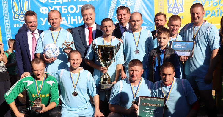 Петро Порошенко та Андрій Павелко вручили сімферопольській «Таврії» сертифікат на будівництво нового стадіону