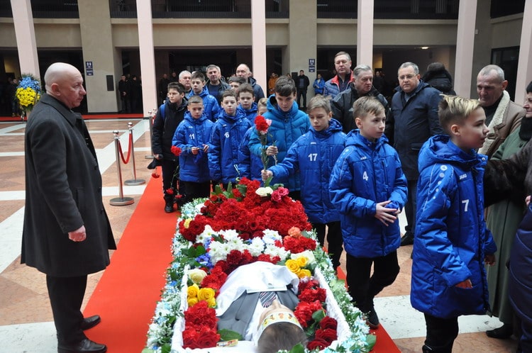 У Києві попрощалися з легендарним українським футболістом Віталієм Хмельницьким