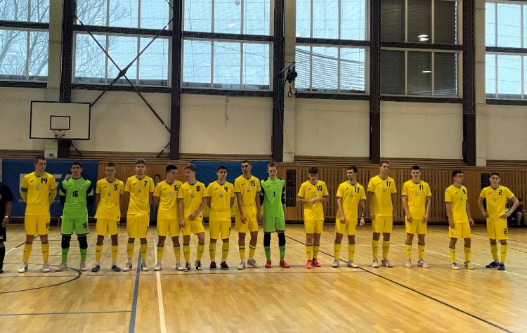 Юнацька збірна України з футзалу передала військовий ретранслятор для ЗСУ