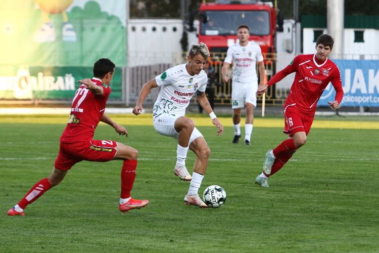 Перша ліга. «Металіст» утік від головних переслідувачів, а в «Кривбасу» — новий керманич