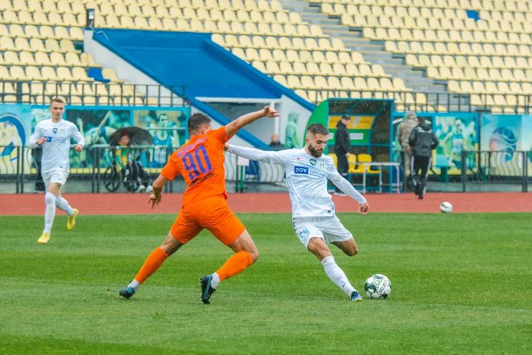 Перша ліга. «ЛНЗ» під орудою Ковпака здобуває першу звитягу, без втрат — тільки «Карпати» й «Полісся»