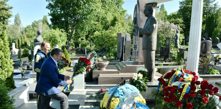 Андрій Павелко та Олександр Петраков вшанували пам’ять Валерія Лобановського