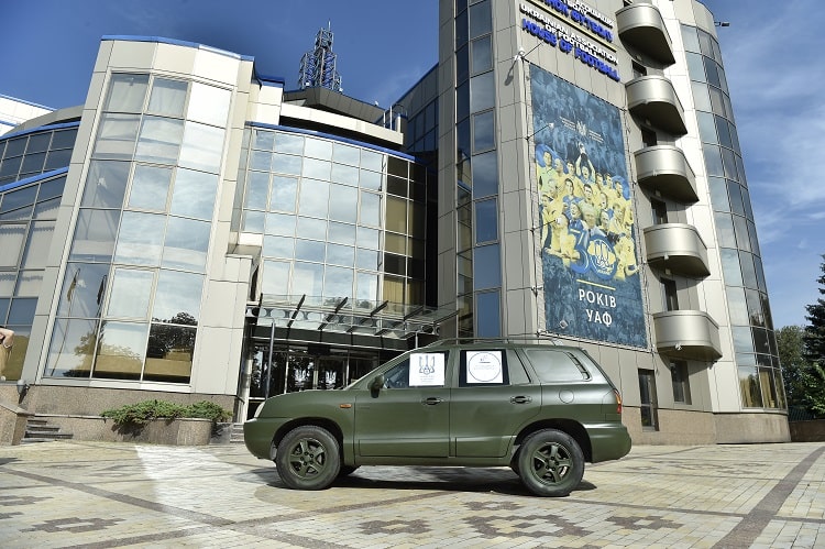 Молодіжна збірна України передала ще один автомобіль для потреб ЗСУ на ...