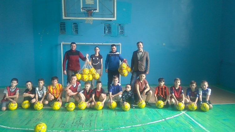 Юні футболісти Рівненщини отримали новенькі м’ячі від ФФУ
