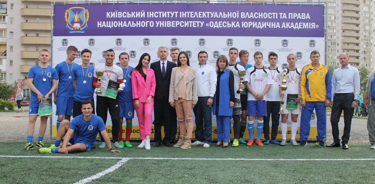 Юристи допомогли школярам визначити найкращих у міні-футболі